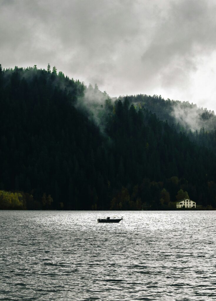 paysage et bateau sur le lac de gerardmer près de la Source, maison de vacances avec spa dans les Vosges